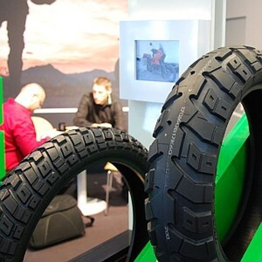 Die Reifenbranche – hier der Stand von Heidenau – war auf der Intermot wieder stärker vertreten. Die Reifenbranche – hier der Stand von Heidenau – war auf der Intermot wieder stärker vertreten.