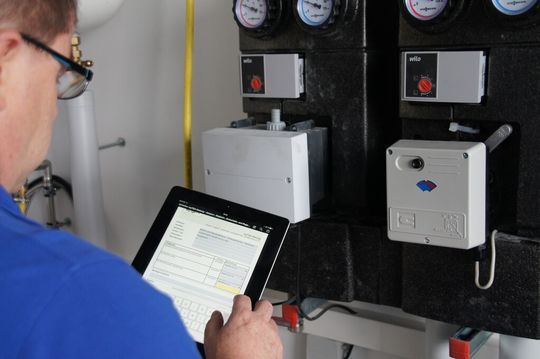 Wartung per iPad: Ein Server stellt alle relevanten Daten für den Monteur bereit.
