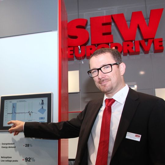 Dr.-Ing. Michael Kornely, Anwendungsingenieur bei SEW Eurodrive in Bruchsal: „Bis zu 92 % der sonst auftretenden Netzspitzen lassen sich mit dem Energiemanagementsystem vermeiden.“ Dr.-Ing. Michael Kornely, Anwendungsingenieur bei SEW Eurodrive in Bruchsal: „Bis zu 92 % der sonst auftretenden Netzspitzen lassen sich mit dem Energiemanagementsystem vermeiden.“