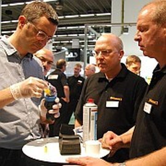 Betreutes Kleben: Conti-Mitarbeiter erklären dem »kfz-betrieb«-Redakteur die Montage des Redi-Sensors. Betreutes Kleben: Conti-Mitarbeiter erklären dem »kfz-betrieb«-Redakteur die Montage des Redi-Sensors.