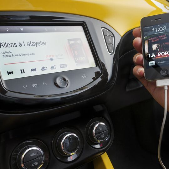Der Opel Adam punktet vor allem bei jungen Kunden mit seinen Connectivity-Funktionen. Der Opel Adam punktet vor allem bei jungen Kunden mit seinen Connectivity-Funktionen.