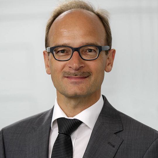 Leiter der neuen Business Unit „Battery“ bei Schuler ist Dr. Bernd Ullmann, ein ausgewiesener Fachmann für Energiespeicher. Leiter der neuen Business Unit „Battery“ bei Schuler ist Dr. Bernd Ullmann, ein ausgewiesener Fachmann für Energiespeicher.