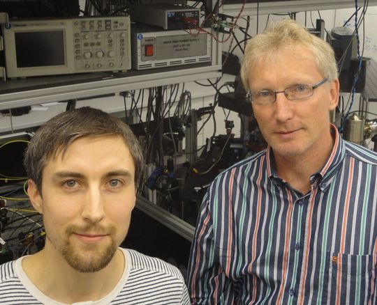 Bild 1: Wissenschaftler Michael Schug (links) und Jürgen Eschner im Labor vor einer Atomfallenapparatur Bild 1: Wissenschaftler Michael Schug (links) und Jürgen Eschner im Labor vor einer Atomfallenapparatur