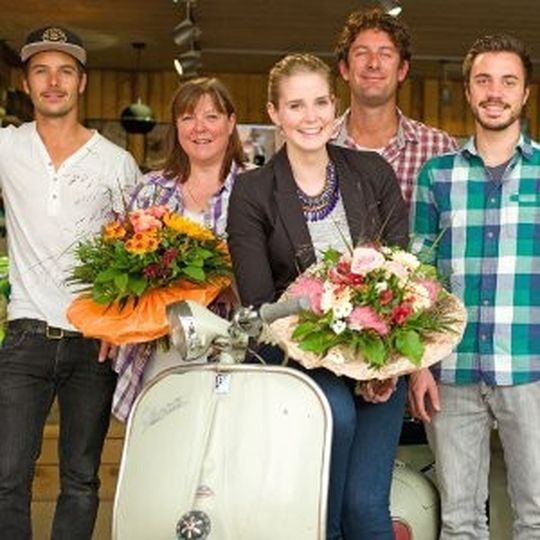 Strahlende Gesichter: die Jubilare vom SIP Scootershop. Strahlende Gesichter: die Jubilare vom SIP Scootershop.