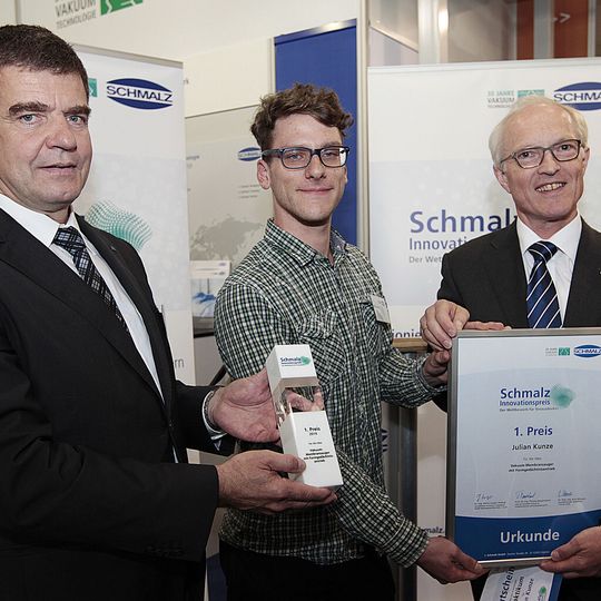 Der 1. Platz ging an den 23-Jährigen Julian Kunze, Student am Lehrstuhl für Unkonventionelle Aktorik an der Universität des Saarlandes in Saarbrücken (Bild: Dr.-Ing. Heinz-Jürgen Prokop, Julian Kunze, Dr. Dipl.-Ing. Kurt Schmalz (v.l.)) Der 1. Platz ging an den 23-Jährigen Julian Kunze, Student am Lehrstuhl für Unkonventionelle Aktorik an der Universität des Saarlandes in Saarbrücken (Bild: Dr.-Ing. Heinz-Jürgen Prokop, Julian Kunze, Dr. Dipl.-Ing. Kurt Schmalz (v.l.))