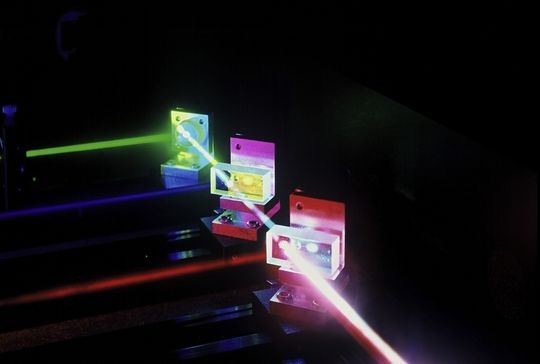 Drei Laserstrahlen belichten ein Farbbild auf dem Spezialfilm. (Bild Fraunhofer IPM) Drei Laserstrahlen belichten ein Farbbild auf dem Spezialfilm. (Bild Fraunhofer IPM)