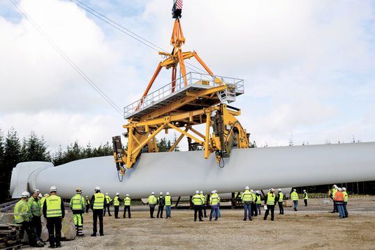 Seinen ersten Einsatz hat diese Hebevorrichtung seit diesem Sommer beim Bau des Windparks Westermost Rough vor der Ostküste Großbritanniens, wo Siemens 36 Windenergieanlagen mit 75 Meter langen Rotorblättern installiert. Seinen ersten Einsatz hat diese Hebevorrichtung seit diesem Sommer beim Bau des Windparks Westermost Rough vor der Ostküste Großbritanniens, wo Siemens 36 Windenergieanlagen mit 75 Meter langen Rotorblättern installiert.