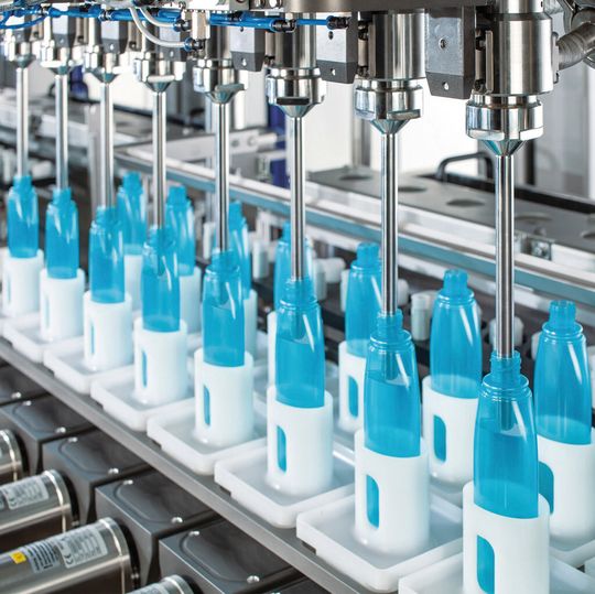 Während des Füllvorgangs werden die Füllnadeln je nach Produkt (Über- oder Unterspiegel) nach oben gesteuert. Während des Füllvorgangs werden die Füllnadeln je nach Produkt (Über- oder Unterspiegel) nach oben gesteuert.