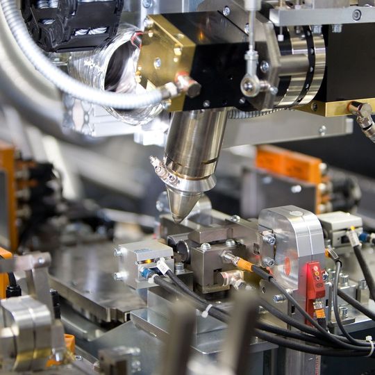 Neben dem Trennen können in der Lasercelle auch das Umformen als zusätzlicher Produktionsschritt und das Fügen mithilfe des Lasers stattfinden. Neben dem Trennen können in der Lasercelle auch das Umformen als zusätzlicher Produktionsschritt und das Fügen mithilfe des Lasers stattfinden.