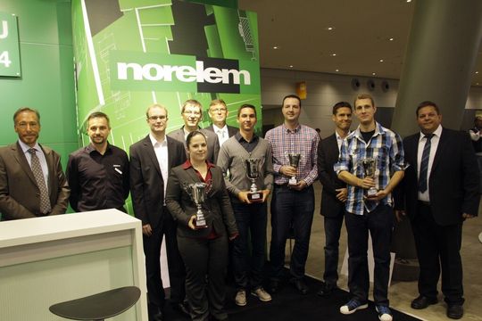 Stolze Gewinner: 1. Platz: Michael Schikorra (Mitte), 2. Platz: Marius Hanold (3.v.l.) und Alexandra Ladwein, 3. Platz: Andreas Bruhn (4.v.r) und Christian Stern (2.v.r.) Stolze Gewinner: 1. Platz: Michael Schikorra (Mitte), 2. Platz: Marius Hanold (3.v.l.) und Alexandra Ladwein, 3. Platz: Andreas Bruhn (4.v.r) und Christian Stern (2.v.r.)