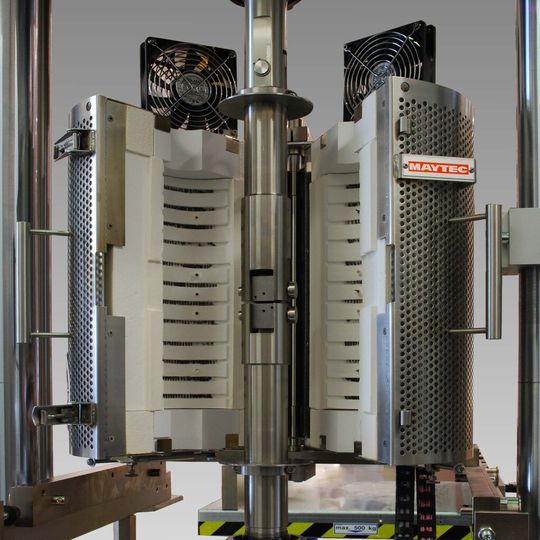 Bruchmechanische Untersuchung an einer CT-Probe in einem Hochtemperatur-Ofen. Bruchmechanische Untersuchung an einer CT-Probe in einem Hochtemperatur-Ofen.