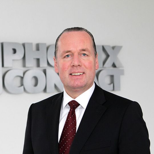 Dipl.-Kfm. Frank Stührenberg wird ab 1. Januar 2015 Vorsitzender der Geschäftsführung der Phoenix Contact GmbH & Co KG. Dipl.-Kfm. Frank Stührenberg wird ab 1. Januar 2015 Vorsitzender der Geschäftsführung der Phoenix Contact GmbH & Co KG.