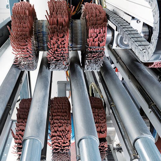 Die Oben- und Untenschleifmaschine macht es möglich, ein Teil an zwei Seiten in einem Durchgang zu bearbeiten. Die Oben- und Untenschleifmaschine macht es möglich, ein Teil an zwei Seiten in einem Durchgang zu bearbeiten.
