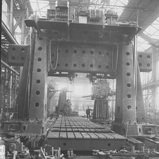 Das Portal-Fräswerk von Schiess Defries aus dem Jahr 1930 konnte Werkstücke bis 4,5 m Breite und Höhe sowie einer Länge von bis zu 24 m bearbeiten. Das Portal-Fräswerk von Schiess Defries aus dem Jahr 1930 konnte Werkstücke bis 4,5 m Breite und Höhe sowie einer Länge von bis zu 24 m bearbeiten.