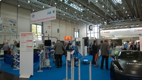 Auf der Product Demonstration Area der Composites Europe konnten die Besucher Produktionsprozesse, neue Werkstoffe und Anwendungen live erleben. Auf der Product Demonstration Area der Composites Europe konnten die Besucher Produktionsprozesse, neue Werkstoffe und Anwendungen live erleben.