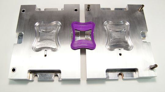 LSR ist eine zweiteilige Duroplast-Verbindung, die kalt in eine erhitzte Form eingespritzt wird und dort aushärtet.