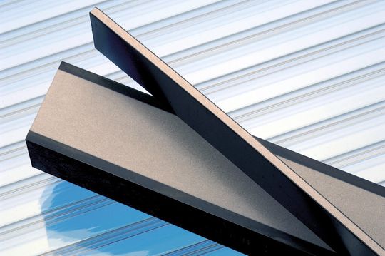 Der neuartige Stahl Tri-Bond ist hochfest, nimmt jedoch im Falle eines Crashs mehr Energie auf als Werkstoffe gleicher Festigkeit. Der neuartige Stahl Tri-Bond ist hochfest, nimmt jedoch im Falle eines Crashs mehr Energie auf als Werkstoffe gleicher Festigkeit.
