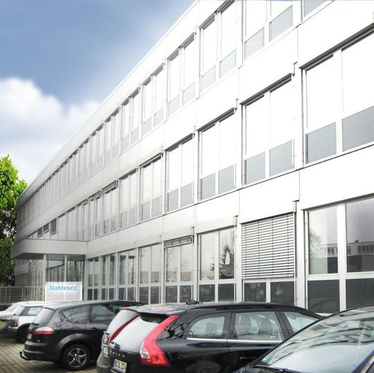 Neue Zentrale von Nabtesco bietet mehr Platz für das wachsende Team und schafft ideale Bedingungen für einen noch besseren Kundenservice. Neue Zentrale von Nabtesco bietet mehr Platz für das wachsende Team und schafft ideale Bedingungen für einen noch besseren Kundenservice.