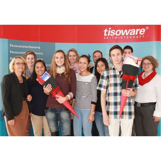 Die Auszubildenden und DHBW-Studierenden sowie den Ausbildungsverantwortlichen bei Tisoware Die Auszubildenden und DHBW-Studierenden sowie den Ausbildungsverantwortlichen bei Tisoware