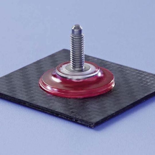 ONSERT: Bolzengewinde mit Kunststofffuß und Klebstoff (rot eingefärbt) auf CFK-Plättchen. ONSERT: Bolzengewinde mit Kunststofffuß und Klebstoff (rot eingefärbt) auf CFK-Plättchen.