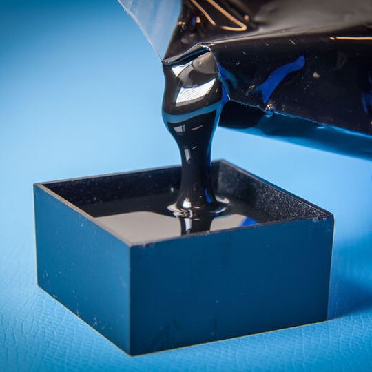 Die verbliebene Flexibilität der Vergussmasse UR5604 nach dem Aushärten stellt sicher, dass die Bauteile auf der Leiterplatte bei Temperaturwechseln nur minimal gestresst werden.