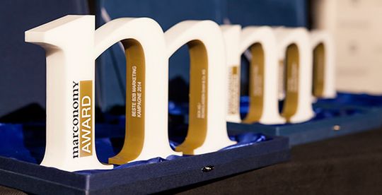 Gestern Abend wurden die marconomy Awards in Würzburg verliehen. Dreimal wurde das weiße „m“ vergeben: In der Kategorie „marconomy B2B Agency Award“, „marconomy B2B Marketing Kopf“ und „marconomy B2B Marketing Award“. Gestern Abend wurden die marconomy Awards in Würzburg verliehen. Dreimal wurde das weiße „m“ vergeben: In der Kategorie „marconomy B2B Agency Award“, „marconomy B2B Marketing Kopf“ und „marconomy B2B Marketing Award“.