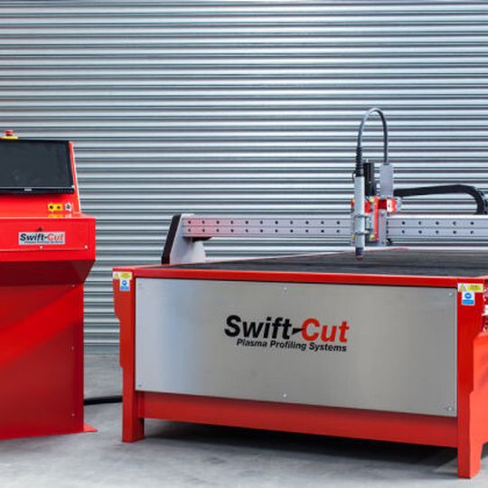 Die Plasma-Schneidanlage von Swift-Cut kann alle elektrisch leitenden Materialien bis zu einer Materialstärke von 32 mm schneiden. Die Plasma-Schneidanlage von Swift-Cut kann alle elektrisch leitenden Materialien bis zu einer Materialstärke von 32 mm schneiden.