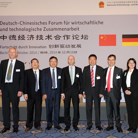 Auf dem Bild: (v.l.n.r.) Claus Huisgen (VP Sales, Bus. Dev. & Marketing), Xiong Aiguo (President DongFeng GETRAG), Tan Minqiang (Deputy General DongFeng PSA), Sascha Mierbach (Platform Director 6DCT150), Liao Zhenbo (DongFeng), Didier Lexa (CTO), Jiaonan Zhu (Sales Key Account GAP). Auf dem Bild: (v.l.n.r.) Claus Huisgen (VP Sales, Bus. Dev. & Marketing), Xiong Aiguo (President DongFeng GETRAG), Tan Minqiang (Deputy General DongFeng PSA), Sascha Mierbach (Platform Director 6DCT150), Liao Zhenbo (DongFeng), Didier Lexa (CTO), Jiaonan Zhu (Sales Key Account GAP).