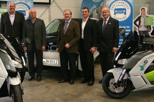 Neue BMW-E-Roller: (v. li.) Roland Velten (BMW), Karl Burghart (stellv. Obermeister), Hans Medele (Obermeister), Thomas Bauer (BMW) und Wilhelm Bairlein (stellv. Obermeister).