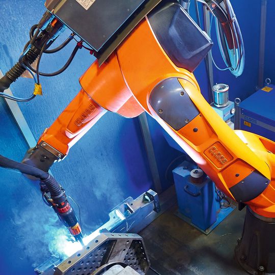 Bild 1: Die kompakten Roboterzellen lassen sich einfach in die Fertigung integrieren und verkürzen den Fertigungsprozess. Bild 1: Die kompakten Roboterzellen lassen sich einfach in die Fertigung integrieren und verkürzen den Fertigungsprozess.