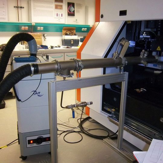 Um der Charakterisierung der Partikelphase an einem UKP-Laser auf den Grund zu kommen, wurde ein Messaufbau aus Absaugrohr, Messstrecke und dem Absauggerät LAS 200 installiert. Um der Charakterisierung der Partikelphase an einem UKP-Laser auf den Grund zu kommen, wurde ein Messaufbau aus Absaugrohr, Messstrecke und dem Absauggerät LAS 200 installiert.