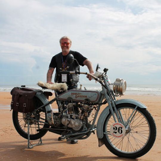 Thomas Trapp mit seiner Harley-Davidson F, Baujahr 1916. Thomas Trapp mit seiner Harley-Davidson F, Baujahr 1916.