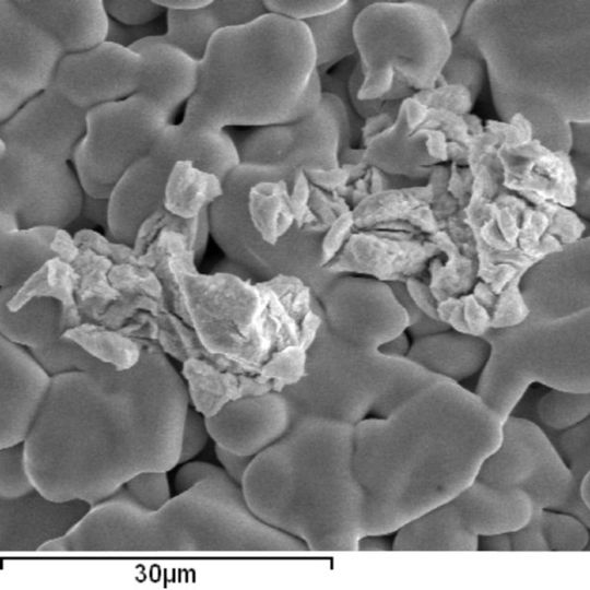 Ein Hauptgrund für die Degradation: Kristallisation durch Verunreinigung des Dielektrikums. Ein Hauptgrund für die Degradation: Kristallisation durch Verunreinigung des Dielektrikums.