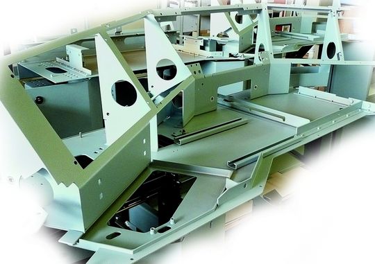 Komplexe Blech-Bau-Gruppe – das Gerippe eines Fahrerleitstandes in einer Lokomotive oder Triebwagen; eine der Spezialitäten der Kaufmann GmbH & Co. KG in Schwegenheim. Bild: Kuhn Komplexe Blech-Bau-Gruppe – das Gerippe eines Fahrerleitstandes in einer Lokomotive oder Triebwagen; eine der Spezialitäten der Kaufmann GmbH & Co. KG in Schwegenheim. Bild: Kuhn