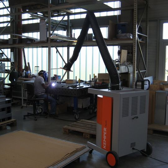 Die Schweißer der Laslo GmbH heben positiv hervor, dass das mobile Schweißrauch-Filtergerät Maxi Fil von Kemper durch seine Rollen und den beweglichen Arm gut platzierbar ist. Die Schweißer der Laslo GmbH heben positiv hervor, dass das mobile Schweißrauch-Filtergerät Maxi Fil von Kemper durch seine Rollen und den beweglichen Arm gut platzierbar ist.