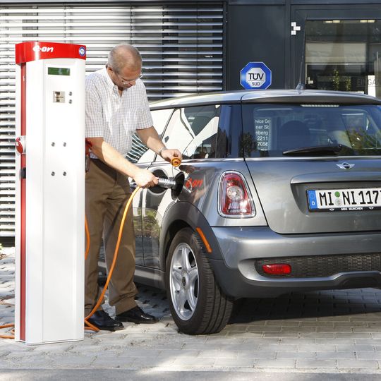 Ein Elektroauto an der Ladesäule: Wie schnell kann da einmal das Ladekabel oder der Stecker unter die Räder kommen. Die Überfahrtests des TÜV SÜD sorgen für mehr Sicherheit. Ein Elektroauto an der Ladesäule: Wie schnell kann da einmal das Ladekabel oder der Stecker unter die Räder kommen. Die Überfahrtests des TÜV SÜD sorgen für mehr Sicherheit.