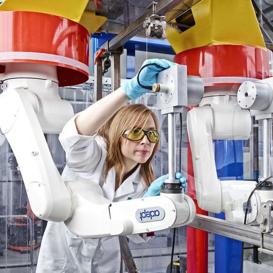 Luftultraschall: Ein mit dem Ultraschall-Prüfsystem verbundener Industrieroboter tastet das Bauteil ab. Luftultraschall: Ein mit dem Ultraschall-Prüfsystem verbundener Industrieroboter tastet das Bauteil ab.