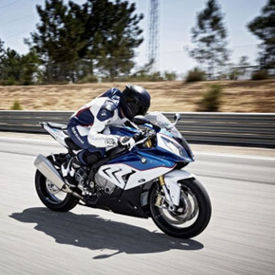 Kürzlich präsentierte BMW auf der Intermot in Köln die neue BMW S 1000 RR. Kürzlich präsentierte BMW auf der Intermot in Köln die neue BMW S 1000 RR.