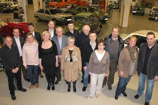 Übergabe der Oldtimerfahrzeuge der 19. Verlosung im Ofenwerk Nürnberg: (v.li.) Reinhard Schade (Lebenshilfe Gießen), Frank B. Meyer (Auto Bild Klassik), Bernd Wieland (Auto Bild), Cornelia Stammler, Tina Gorschlüter (Lebenshilfe Gießen), Torsten Klimmer, Helmut und Inge Tuschen, Eliyo Lukas Jakob, Rolf Rodeck, Familie Köhmstedt, Joachim Medenbach und Familie Grube.