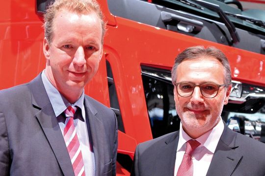 Thomas Auwärter (li.) und Reinhard Pöllmann (re.) erhoffen sich bis Jahresende noch positive Signale im Lkw-Vertrieb.