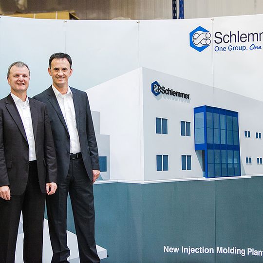 Schlemmer-CEO Josef Minster und CFO Christian von der Linde bei der Vorstellung des neuen Firmengebäudes. Schlemmer-CEO Josef Minster und CFO Christian von der Linde bei der Vorstellung des neuen Firmengebäudes.