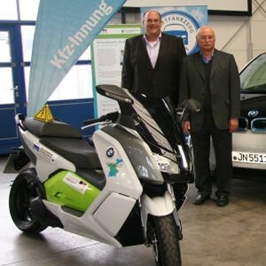 Freude in Reihen der Kfz-Innung nach der Übergabe der zwei BMW C-Evolution. Freude in Reihen der Kfz-Innung nach der Übergabe der zwei BMW C-Evolution.