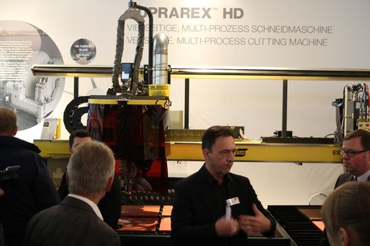 Suprarex HD-Portalbrennschneidmaschine lässt sich für nahezu jede Anforderung konfigurieren und ist für alle Schneidanwendungen die Lösung, sagt Bandhauer. Mit der Funktionalität, Plasma- und Autogenschneiden mit einer Vielzahl von Werkzeugen für gerade Schnitte, Schweißnahtvorbereitungen sowie Markierprozessen zu kombinieren, sollen sich unbegrenzte Anwendungsmöglichkeiten ergeben. Suprarex HD-Portalbrennschneidmaschine lässt sich für nahezu jede Anforderung konfigurieren und ist für alle Schneidanwendungen die Lösung, sagt Bandhauer. Mit der Funktionalität, Plasma- und Autogenschneiden mit einer Vielzahl von Werkzeugen für gerade Schnitte, Schweißnahtvorbereitungen sowie Markierprozessen zu kombinieren, sollen sich unbegrenzte Anwendungsmöglichkeiten ergeben.