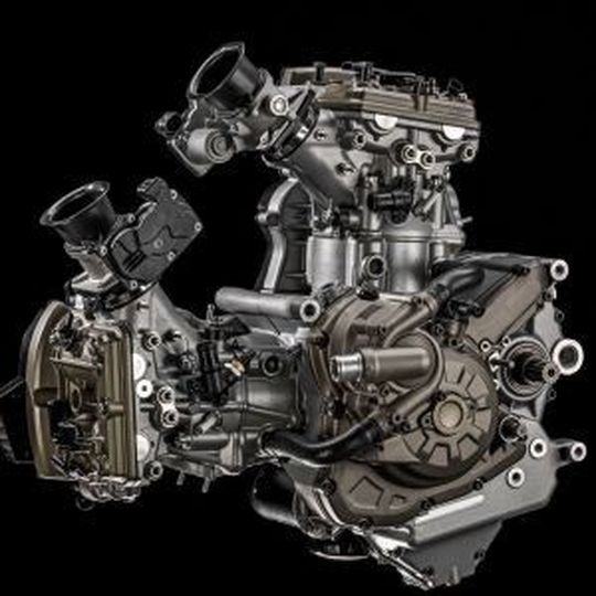 Die Zwangsschließung des Auslassventils, die Desmodromik, mit einer variablen Ventilsteuerung zu kombinieren, haben viele Techniker für fast unmöglich gehalten. Jetzt ist es den Ingenieuren von Ducati gelungen. Die Zwangsschließung des Auslassventils, die Desmodromik, mit einer variablen Ventilsteuerung zu kombinieren, haben viele Techniker für fast unmöglich gehalten. Jetzt ist es den Ingenieuren von Ducati gelungen.