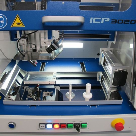 Das in dieser Form weltweit einmalige Gerät „ARTcut – Artificial Tissue Cutter“ wurde vom Fraunhofer ISC entwickelt und patentiert. Mit der Maschine können in künstlich hergestellter Haut standardisierte Wunden gesetzt werden. Das in dieser Form weltweit einmalige Gerät „ARTcut – Artificial Tissue Cutter“ wurde vom Fraunhofer ISC entwickelt und patentiert. Mit der Maschine können in künstlich hergestellter Haut standardisierte Wunden gesetzt werden.
