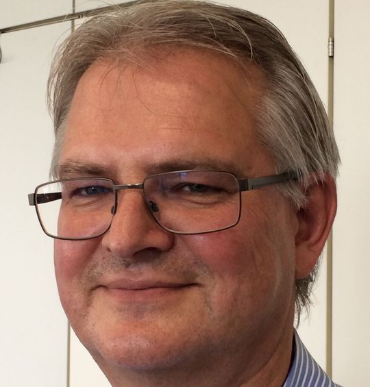 Edgar Strobel, Teamleiter Spezialverfahren für Lebensmittel- chemische - und pharmazeutische Extrusionsanwendungen bei Coperion. Sein Thema auf dem Pharmafeststoff-Forum ist die Schmelzextrusion. Edgar Strobel, Teamleiter Spezialverfahren für Lebensmittel- chemische - und pharmazeutische Extrusionsanwendungen bei Coperion. Sein Thema auf dem Pharmafeststoff-Forum ist die Schmelzextrusion.