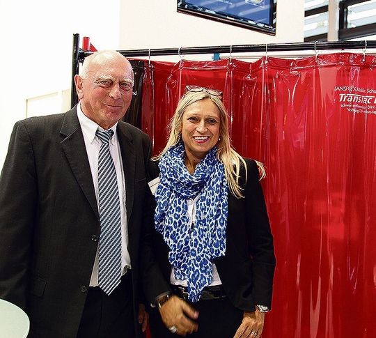 Jürgen Kraus, der Geschäftsführer und Katja Jakob, die Marketingleiterin von Sinotec, präsentieren auf der Euroblech 2014 die weltweit einzigen Schweißschutzvorhänge nach DIN EN 1598:2011-12. Jürgen Kraus, der Geschäftsführer und Katja Jakob, die Marketingleiterin von Sinotec, präsentieren auf der Euroblech 2014 die weltweit einzigen Schweißschutzvorhänge nach DIN EN 1598:2011-12.