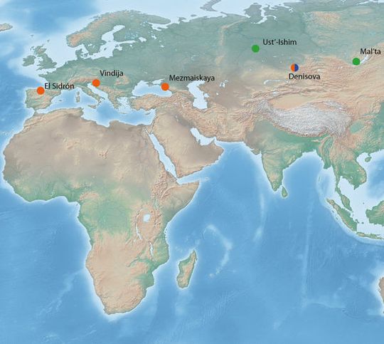 Auf der Übersichtskarte sind die Fundorte von Fossilien aus dem Pleistozän dargestellt, deren Zellkern-DNA bereits publiziert wurde (orange: Neandertaler, blau: Denisova-Mensch, grün: Moderner Mensch Auf der Übersichtskarte sind die Fundorte von Fossilien aus dem Pleistozän dargestellt, deren Zellkern-DNA bereits publiziert wurde (orange: Neandertaler, blau: Denisova-Mensch, grün: Moderner Mensch