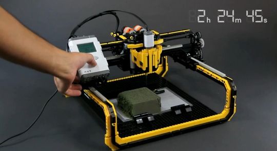 Eine CNC Fräse aus Lego-Bausteinen erstellt 3D-Objekte im Handumdrehen. Eine CNC Fräse aus Lego-Bausteinen erstellt 3D-Objekte im Handumdrehen.