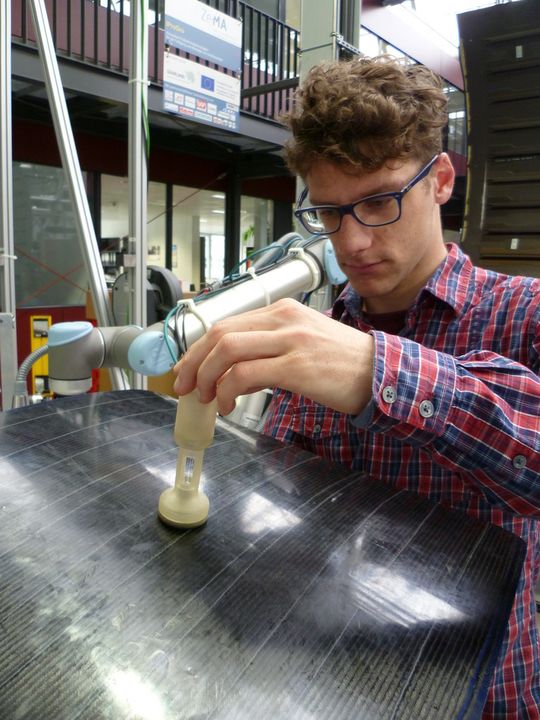 Julian Kunze demonstriert den Prototypen seines Vakuum-Greifers. Julian Kunze demonstriert den Prototypen seines Vakuum-Greifers.